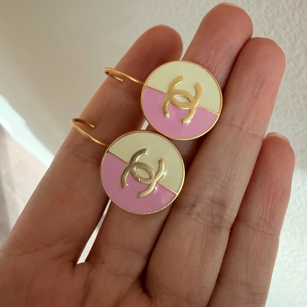 💖CHANEL Pink and White CC Round Drop Earrings with Gold-Tone Logo🤍 - Picture 8 of 12